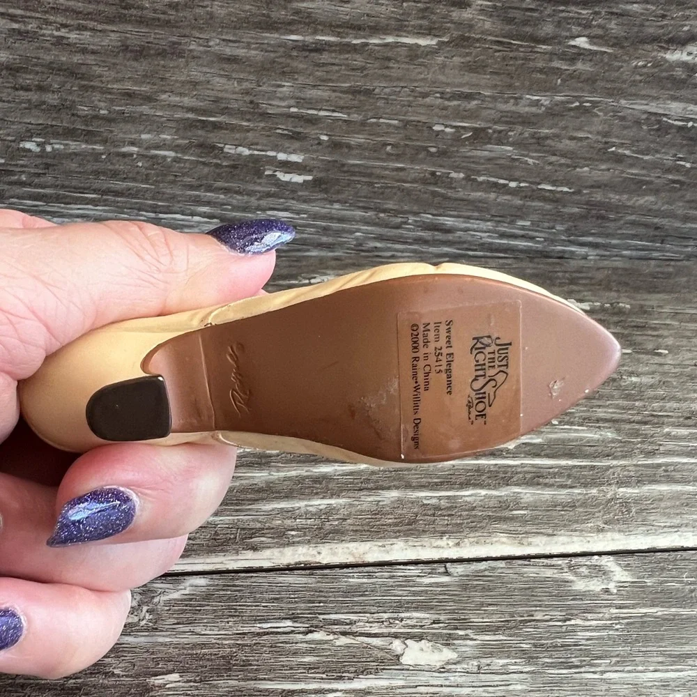 Just The Right Shoe by Raine Sweet‎ Elegance Miniature Cream Pearl Heel #25415